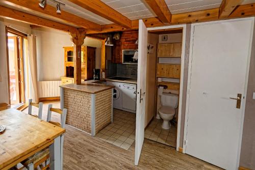- une cuisine avec un lavabo et des toilettes dans la chambre dans l'établissement le burel 5 personnes, à Lanslevillard