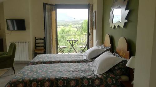 Schlafzimmer mit einem Bett und einem Fenster mit Aussicht in der Unterkunft Casa Cholavila 