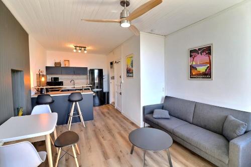 un salon avec un canapé, une table et des chaises dans l'établissement Hyères centre/vieille ville: superbe T2, à Hyères