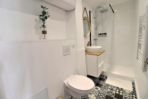 une salle de bain blanche avec des toilettes et un lavabo dans l'établissement Hyères centre/vieille ville: superbe T2, à Hyères
