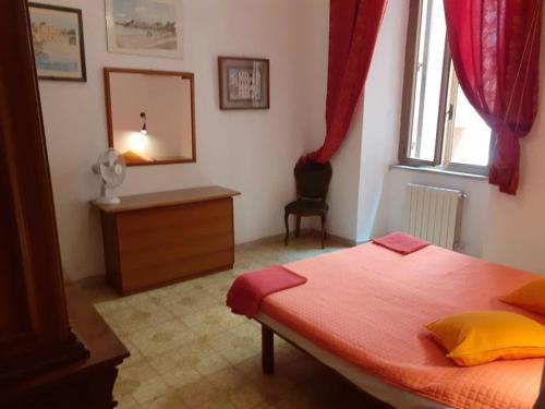 1 dormitorio con cama, tocador y espejo en Il Pretoriano, en Roma