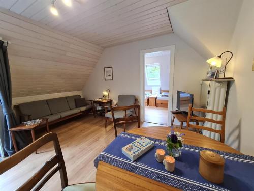- un salon avec une table et un canapé dans l'établissement Ferienhaus Vestvind, à Sankt Peter-Ording