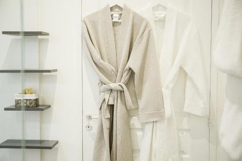 un peignoir suspendu à un portant dans un placard dans l'établissement Au Coeur des Eléments, à Saint-Nicolas-de-la-Grave