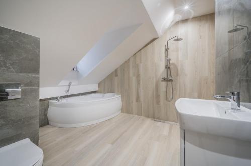 Ένα μπάνιο στο Apartamenty Premium De Lux