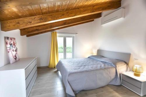 1 dormitorio con cama y ventana en Panoramic attic, en Capranica
