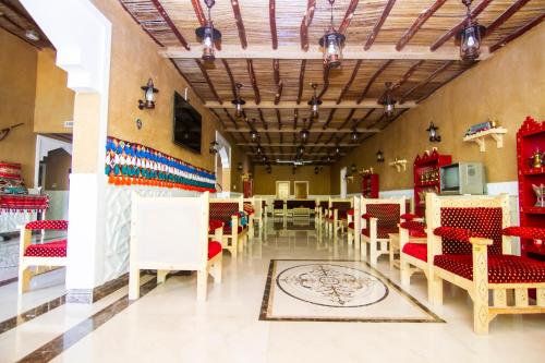 ال متعب سويتس التراثي tesisinde bir restoran veya yemek mekanı