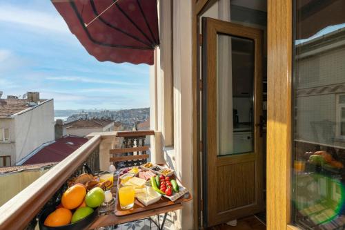 bandeja de fruta en una mesa del balcón en O'Pera Okanlı Suites en Estambul