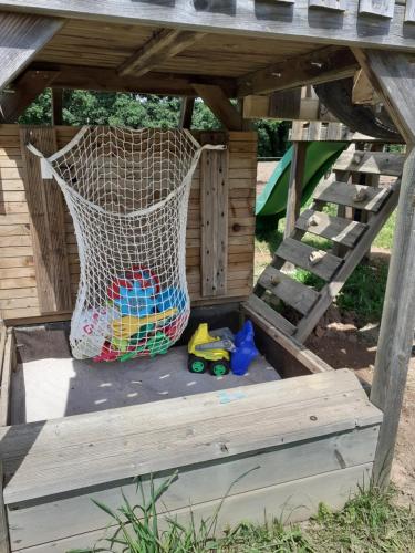 Zona de juegos infantil en Gite Ramana