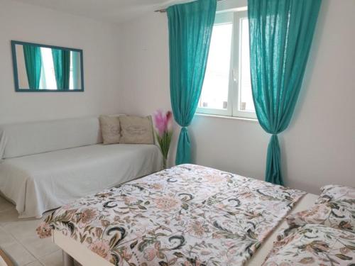 um quarto com 2 camas e uma janela com cortinas azuis em Holiday Home Mediterranean Dream em Vodice