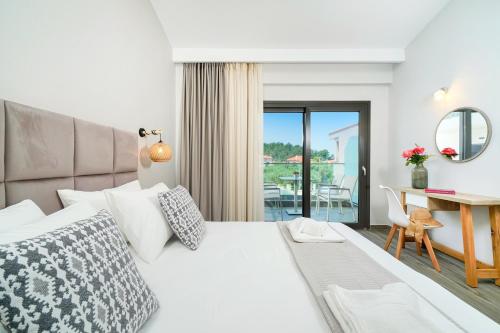Un pat sau paturi într-o cameră la Aquamarine Luxury Rooms Thassos