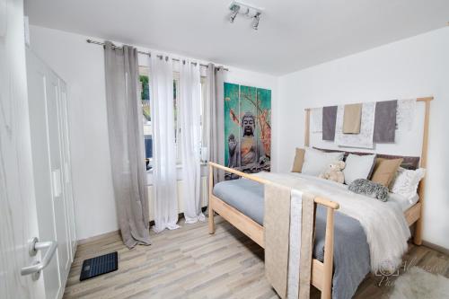 ein Schlafzimmer mit einem großen Bett in einem Zimmer mit Fenstern in der Unterkunft Exclusive Apartments Stuttgart - Gablenberg in Stuttgart