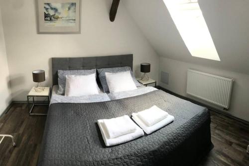 una camera da letto con un grande letto con due asciugamani di Apartmán 3KK 80 m2 s vířivkou a saunou a Jihlava