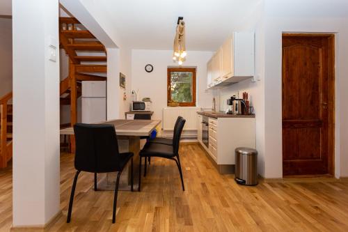 Hill Chalet في بيليش: مطبخ وغرفة طعام مع طاولة وكراسي