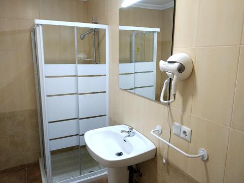 a bathroom with a sink and a shower at Apartaloft LA CELESTINA in Almagro