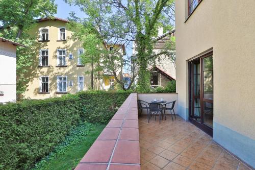 un patio con mesa y sillas junto a un edificio en Apartments Tarifa - by the sea by Renters en Sopot