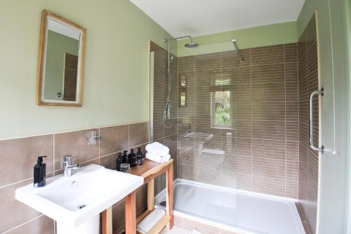 W łazience znajduje się wanna, umywalka i prysznic. w obiekcie Oxbridge Farm w mieście Netherbury