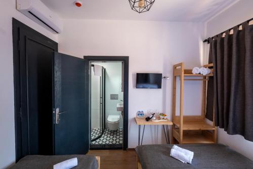 um quarto com uma porta que leva a uma casa de banho em Solo Boutique Hotel em Antália