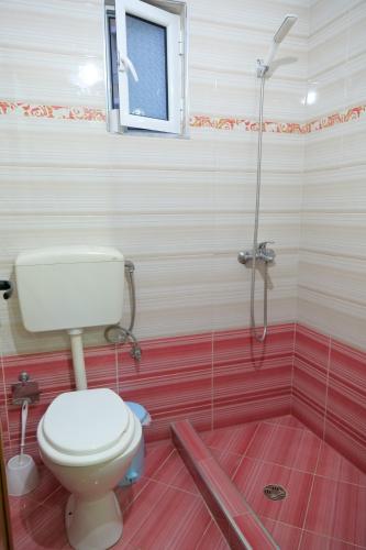 Ein Badezimmer in der Unterkunft Hotel Rixhi
