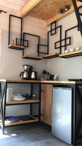 una cucina con ripiano e scaffali in una stanza di Mała Ostoja a Polanica-Zdrój