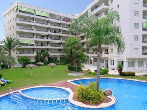 um apartamento com uma piscina em frente a um edifício em COSTA DAURADA APARTAMENTS - Paraisol em Salou