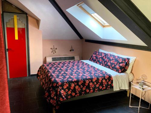 1 dormitorio con 1 cama con puerta roja en Il Loft di Villa al Parco, en Sala Baganza