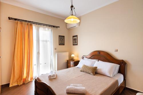 Un pat sau paturi într-o cameră la Luxury Rustic Villa Mountain View