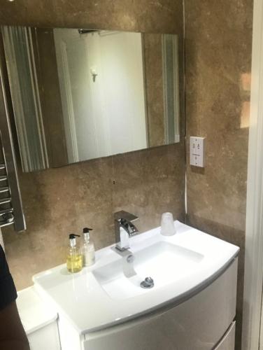 A bathroom at Elizabeth House 