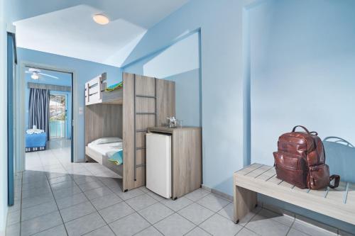 ein Zimmer mit einem Rucksack und ein Zimmer mit einem Schlafzimmer in der Unterkunft Aptera Beach in Ammoudara