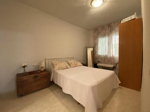 Ένα ή περισσότερα κρεβάτια σε δωμάτιο στο R123 Apartamento en la planta baja con piscina cerca de la playa