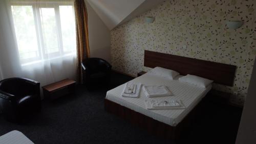 Säng eller sängar i ett rum på Hostel Restaurant Ciuperca