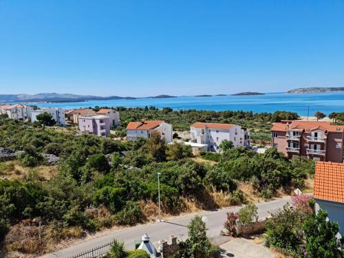 Apartment Luka with Balcony, sea view and FREE parking