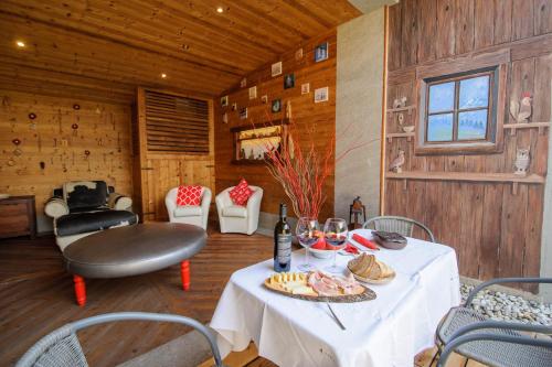 een eetkamer met een tafel met eten erop bij Maison d'Hôtes Le Clos d'Anbot in Aosta