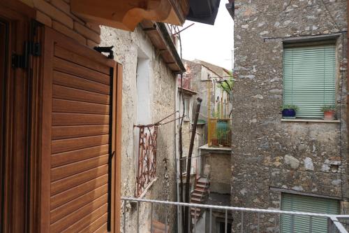 an alley with a wooden door next to a building at Casa Vacanze B&B Ondes in Camerota