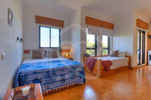 1 Schlafzimmer mit 2 Betten in einem Zimmer in der Unterkunft Villas2go2 Studio Alvor in Alvor