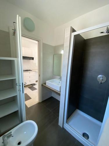 een badkamer met een douche, een toilet en een wastafel bij Villa Bianca in Peschici