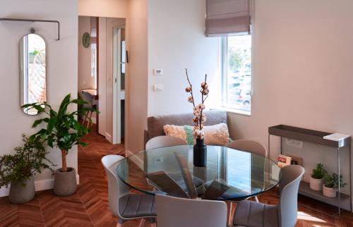 a living room with a glass table and chairs at alma in Yerushalayim