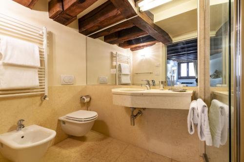 Kúpeľňa v ubytovaní Gondola Luxury - Campo Santi Filippo e Giacomo by Wonderful Italy