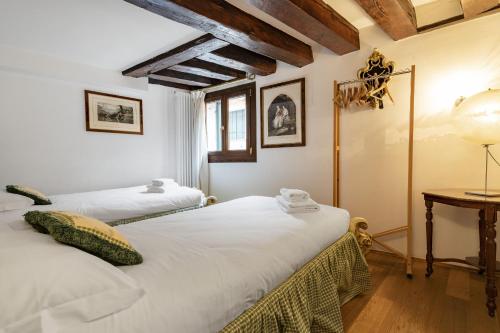 Posteľ alebo postele v izbe v ubytovaní Gondola Luxury - Campo Santi Filippo e Giacomo by Wonderful Italy