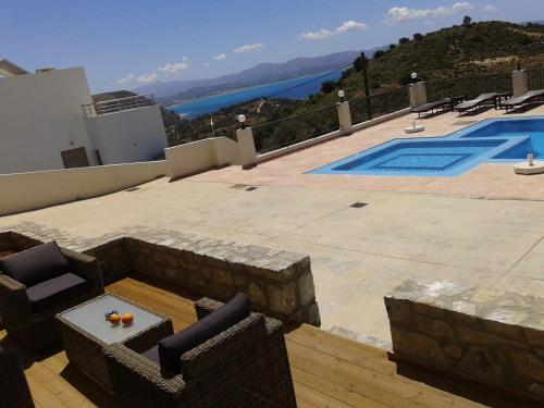 Bazén v ubytování Lenikos Resort nebo v jeho okolí