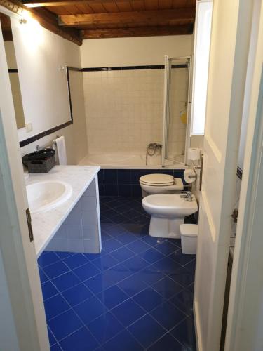 Un baño con inodoro, bañera y lavabo. en Casa Bellini, en Palermo