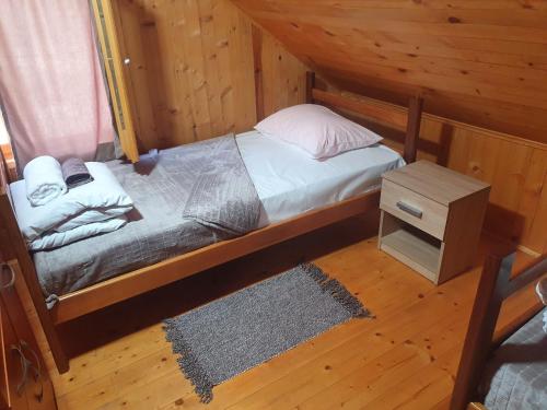 Postel nebo postele na pokoji v ubytování Brvnara Sljivic