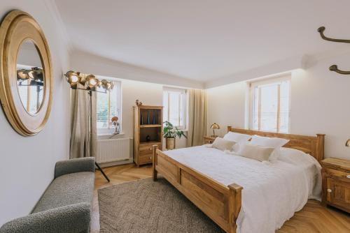 1 dormitorio con 1 cama grande y espejo en Apartamenty Wrocławska 11, 