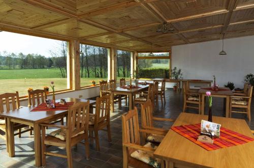 Reštaurácia alebo iné gastronomické zariadenie v ubytovaní Hostinec U Zlaté lípy