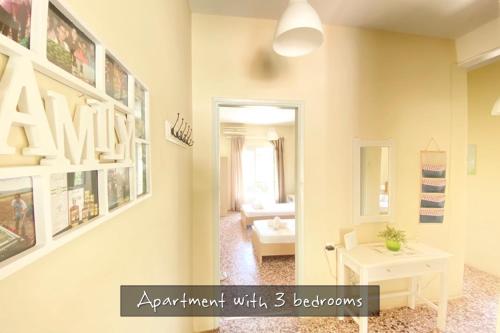 Zimmer mit einem weißen Tisch und einem Spiegel in der Unterkunft Afitos Beach Apartments in Afytos