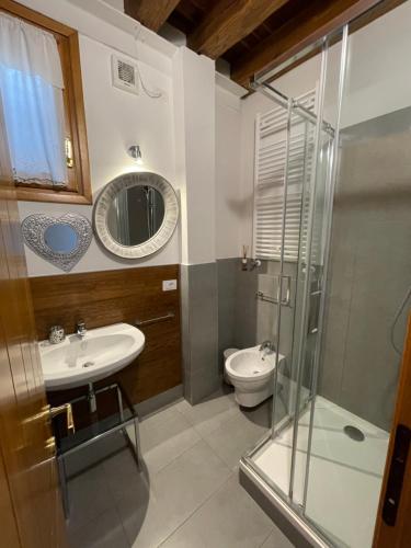 y baño con ducha, lavabo y aseo. en Avogari B&B, en Treviso