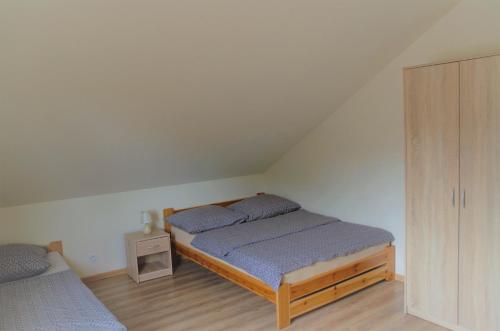 Katil atau katil-katil dalam bilik di Domki Letnia Mielenko