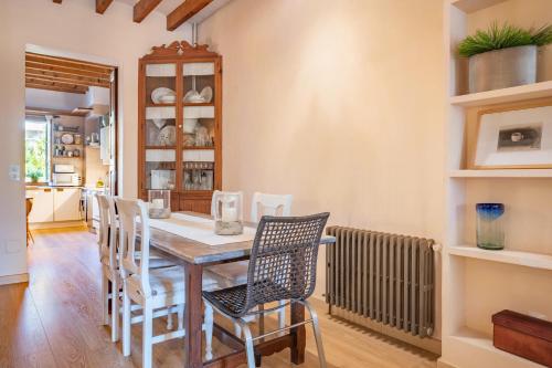 a kitchen and dining room with a table and chairs at Ca Sa Mar in Sóller