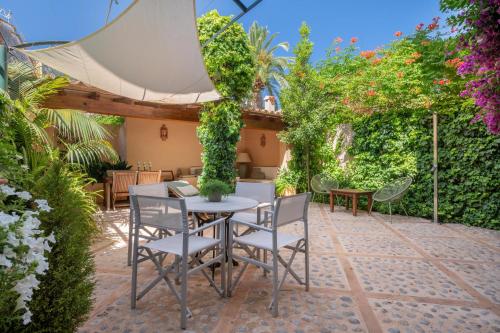 a patio with a table and chairs and plants at Ca Sa Mar in Sóller