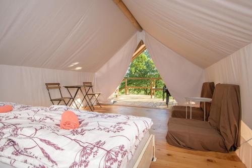 een slaapkamer met een bed in een tent bij Natura Camp Karli in Kaštelir