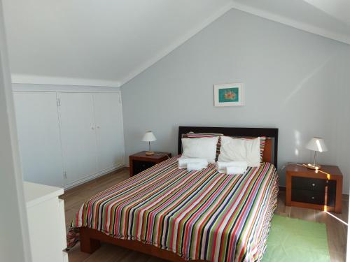 Tempat tidur dalam kamar di Vivenda Campos, vista Mar